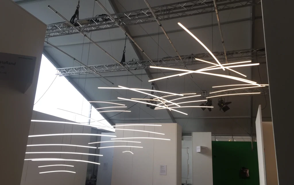Temporary exhibition halls for showcasing artworks by the most talked-about artists at the moment.