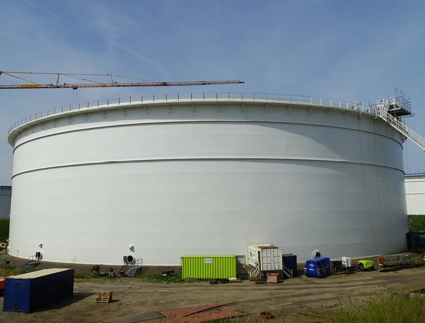 Voor de renovatie van een olietank bij de Maasvlakte Olie Terminal is een veilige en weerbestendige werkruimte nodig om specialistische laswerkzaamheden aan het dak uit te voeren.
