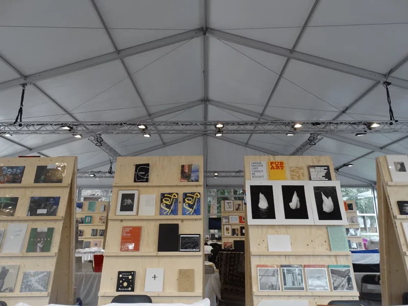 De doelstelling van de klant, was het creeren van een bijzondere locatie voor de Unseen Photo fair waarin fotoboeken tentoongesteld konden worden.
