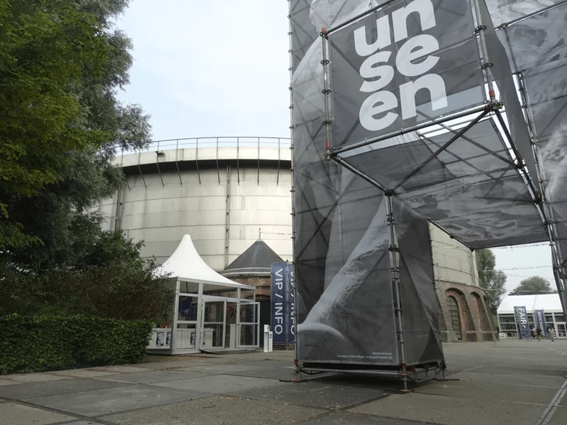 De doelstelling van de klant, was het creeren van een bijzondere locatie voor de Unseen Photo fair waarin fotoboeken tentoongesteld konden worden.