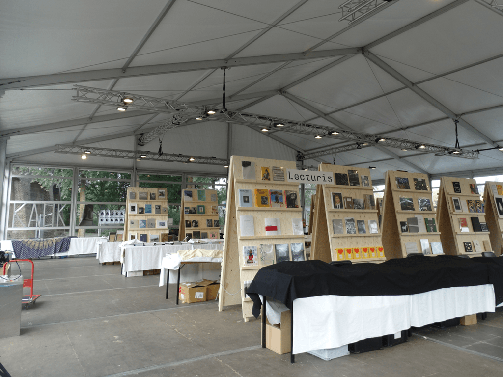 Tent voor showroom door Kontent Structures 