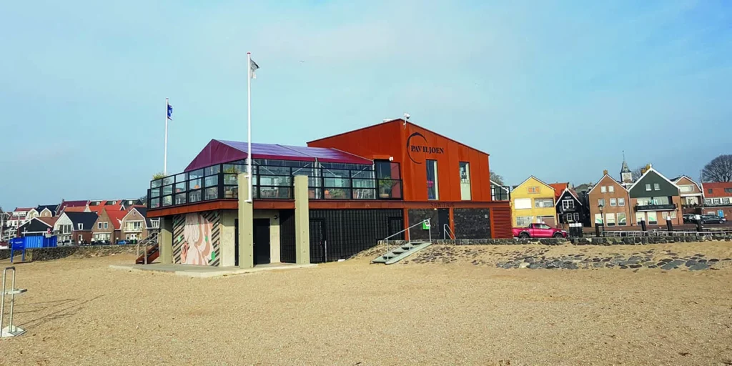 Terrasoverkapping strandpaviljoen Urk strandtent tijdens de winter maanden.