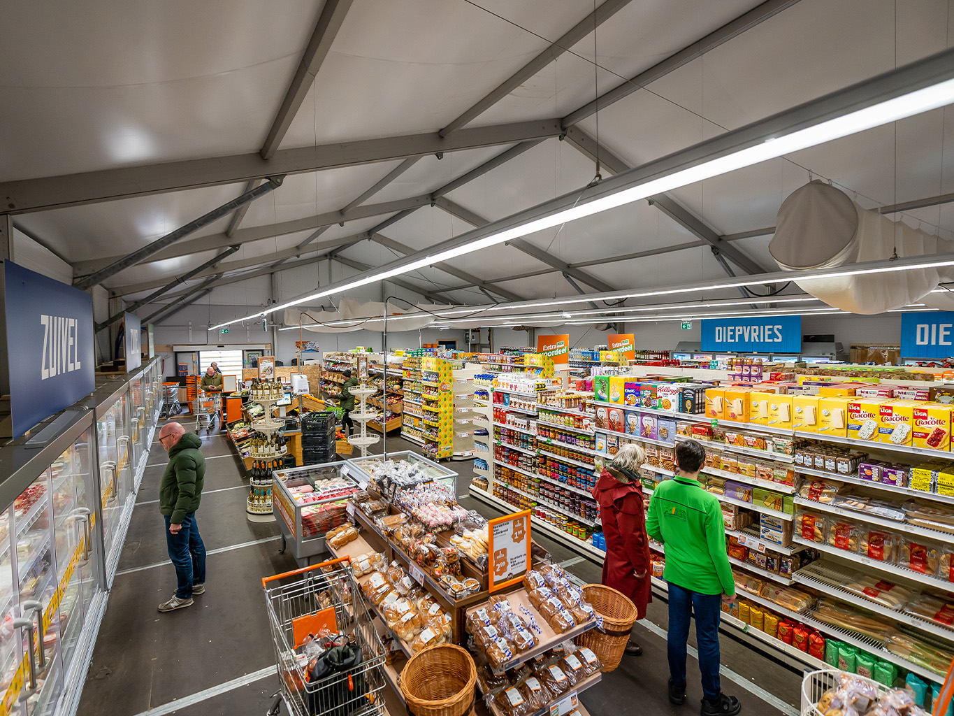 Boodschappen doen in Tijdelijke supermarkt Vlieland